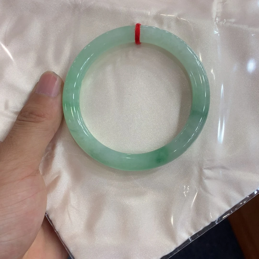 翡翠手镯未镶嵌有瑕