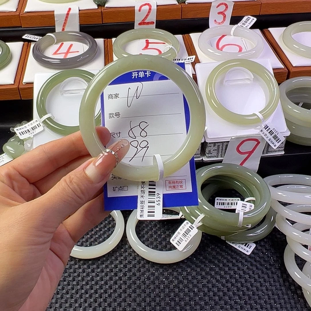 千***器未镶嵌手镯和田玉