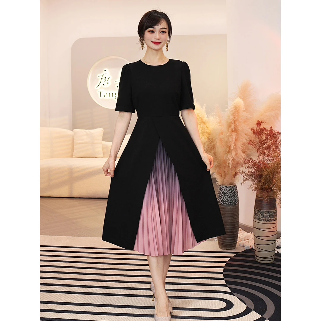 现货2025夏季新款【8014】简约大气时尚粉色渐变百褶拼黑色连衣裙子