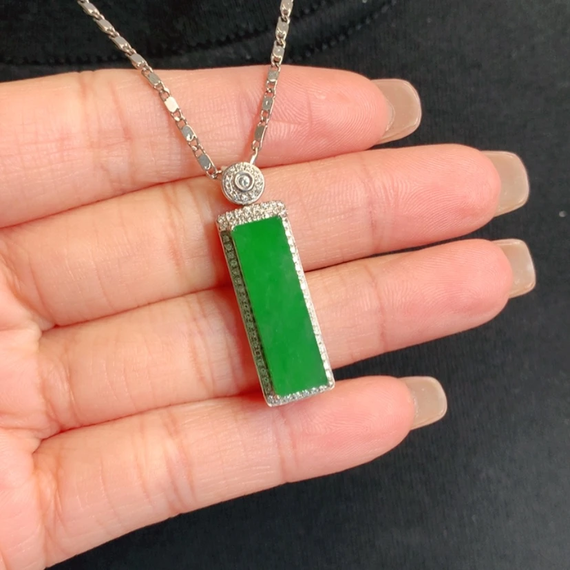 【闪购商品】颈饰18K金镶嵌翡翠平安无事