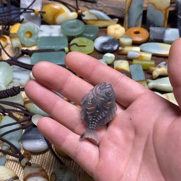 山***人蛇纹石玉未镶嵌颈饰