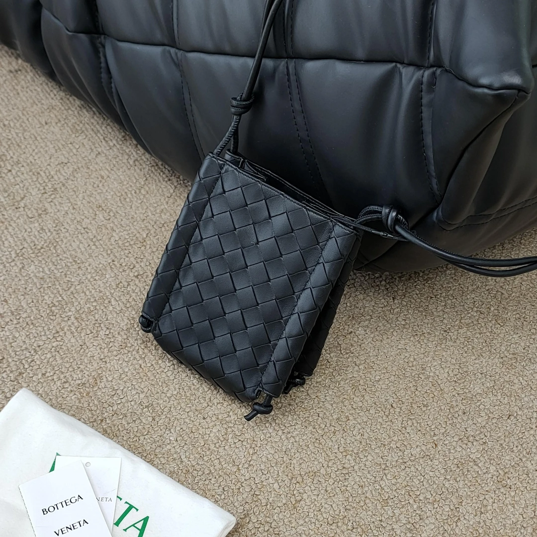 95新 BOTTEGA VENETA/葆蝶家 Azul-黑色羊皮编织KNOT斜挎包 44033