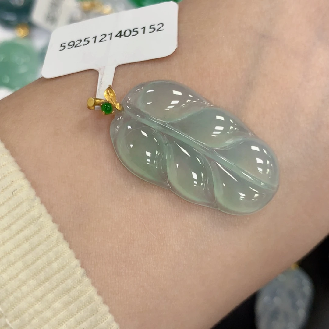 颈饰18K金镶嵌翡翠