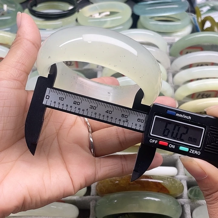 蛇纹石玉未镶嵌手镯131