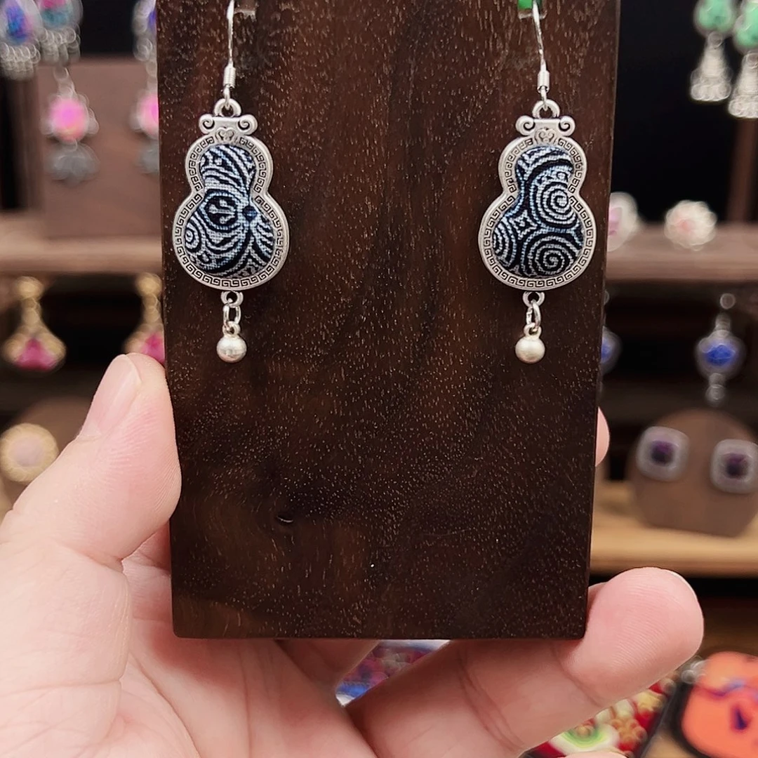 刺绣非遗手作饰品