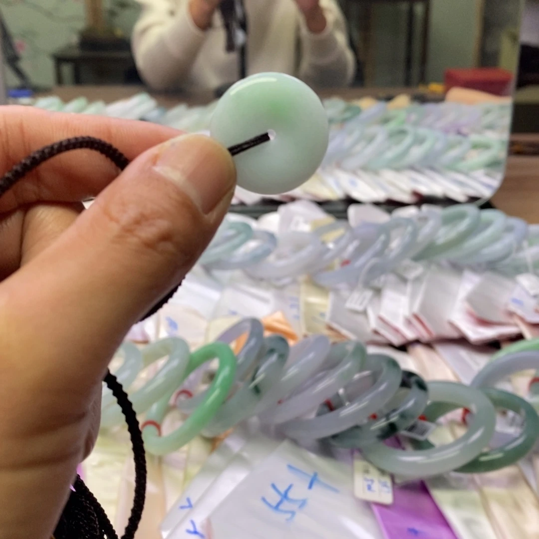 翡翠颈饰未镶嵌平安扣