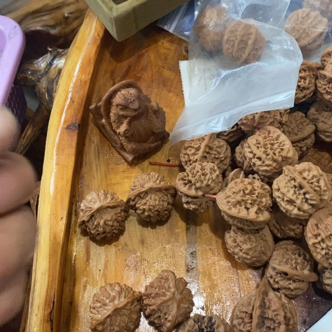 沐秦岭山脉东面临湖