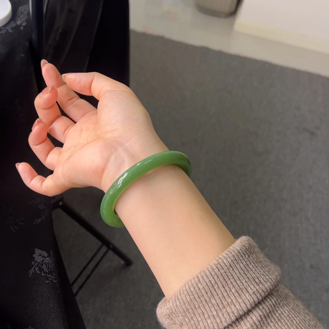 和田玉（碧玉）未镶嵌手镯秀气阳绿