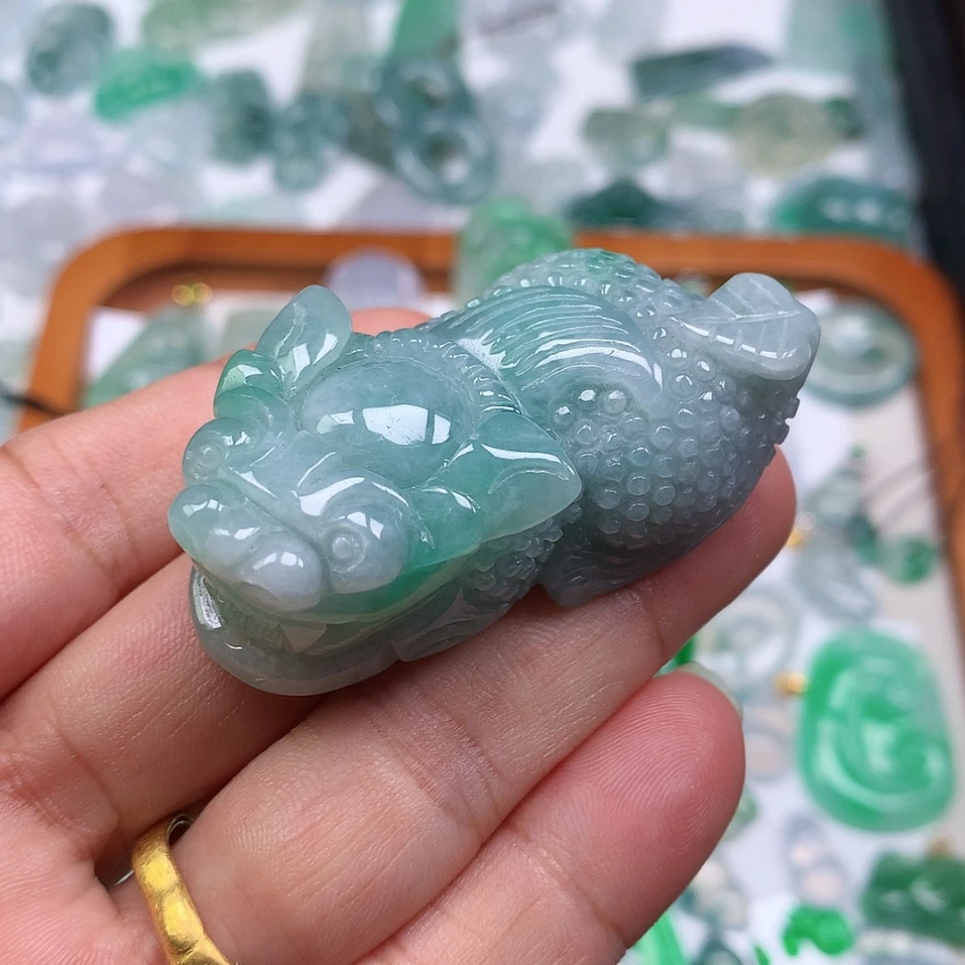 翡翠未镶嵌颈饰天然缅甸A货翡翠冰种貔貅