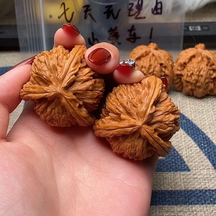 Q***y文玩核桃吊坠白狮子正奔
