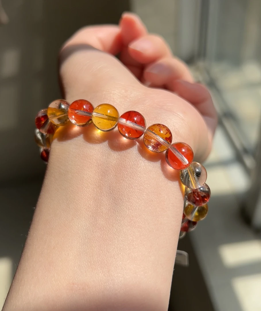 干净体锦鲤胶花。