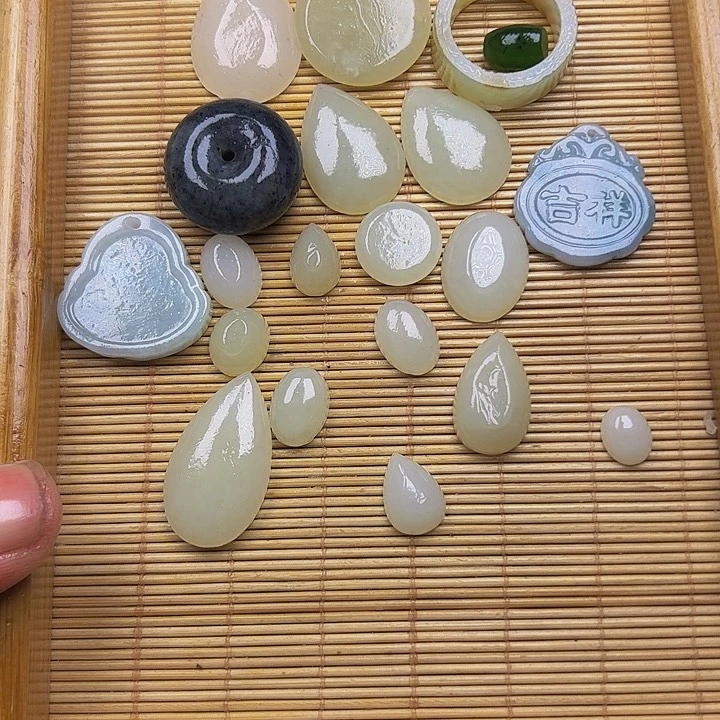 和田玉（糖玉）笔搁未镶嵌春**天