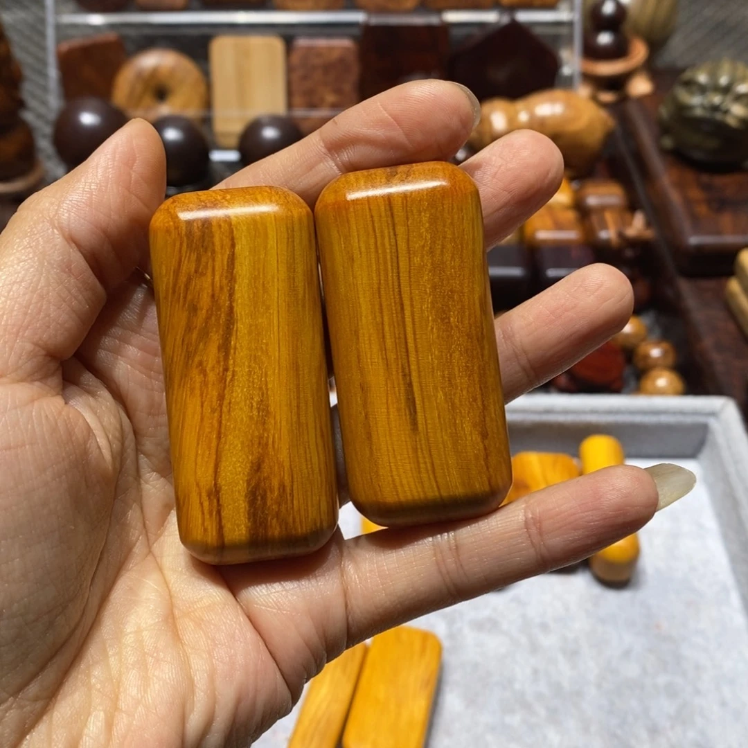 齐***胜木奶香黄檀木块两个