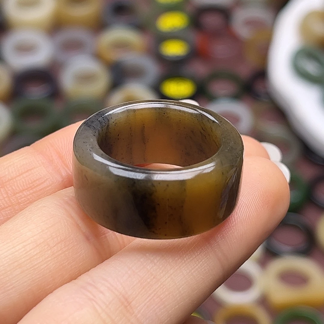 薄***糖和田玉未镶嵌戒指