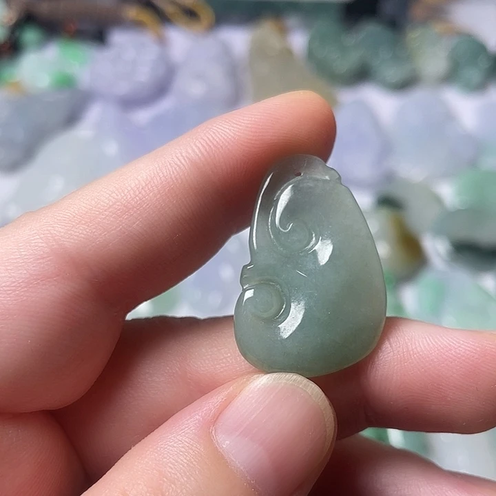 翡翠未镶嵌颈饰如意