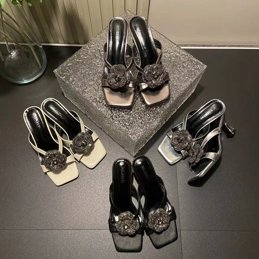 【现现】春夏新款山茶花水钻时尚百搭气质网红轻奢露趾一字爆款拖鞋