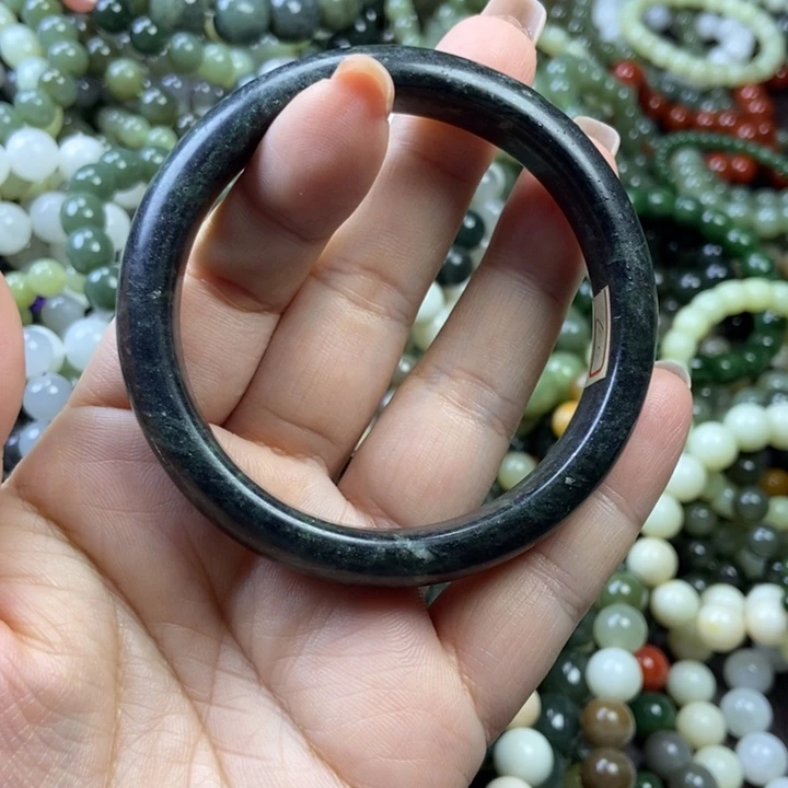 颈饰未镶嵌透闪石质玉