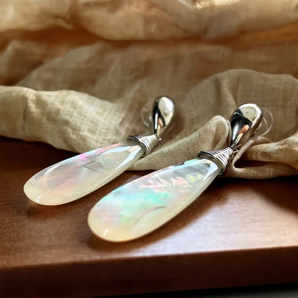 铜合金贝壳耳饰 法式复古水滴长款白色炫彩贝壳耳环