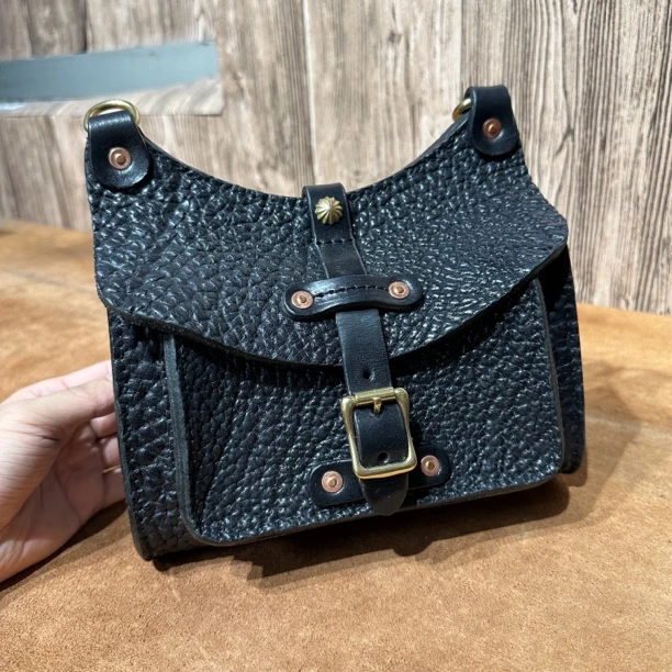 Amuke/阿牧客手工皮具 牛颈大纹厚皮 单扣马鞍 斜挎包 手机包