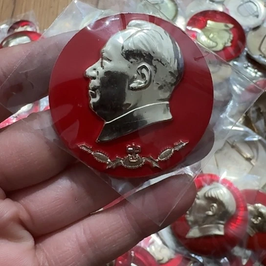 g***h其他普通金属圆形红色人物像章