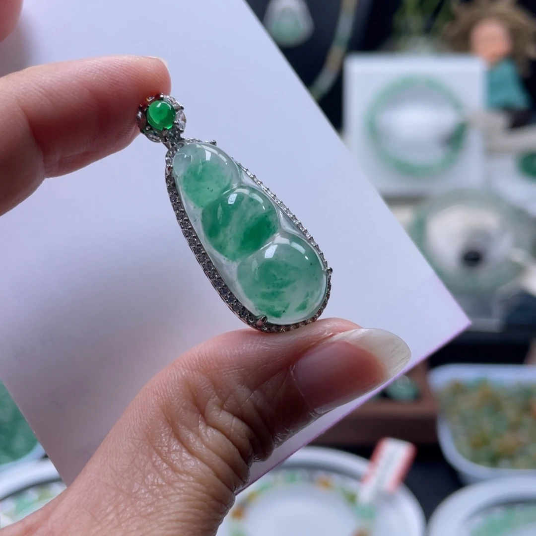 石英质玉（非洲翠）银S925镶嵌手链豪镶冰辣绿豆子