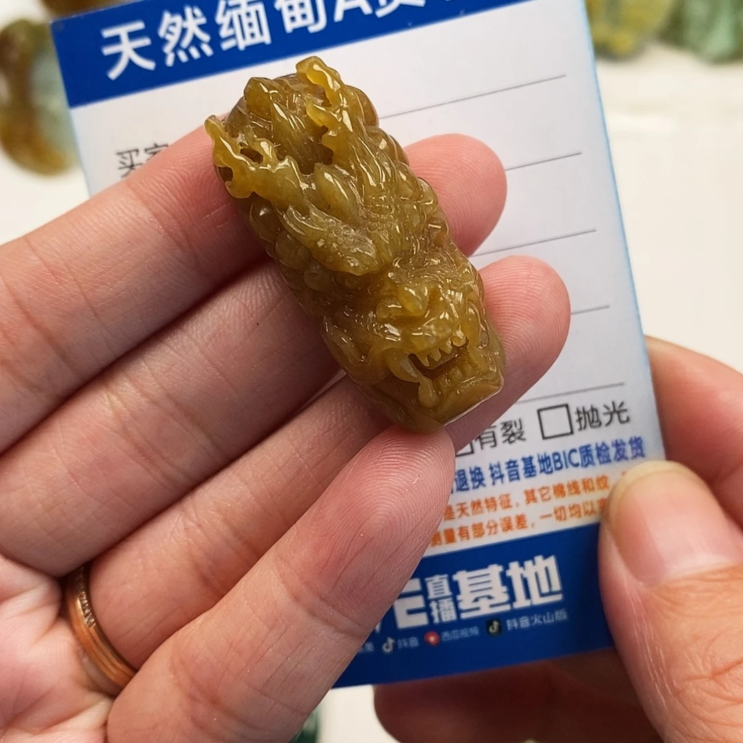 翡翠未镶嵌颈饰龙头