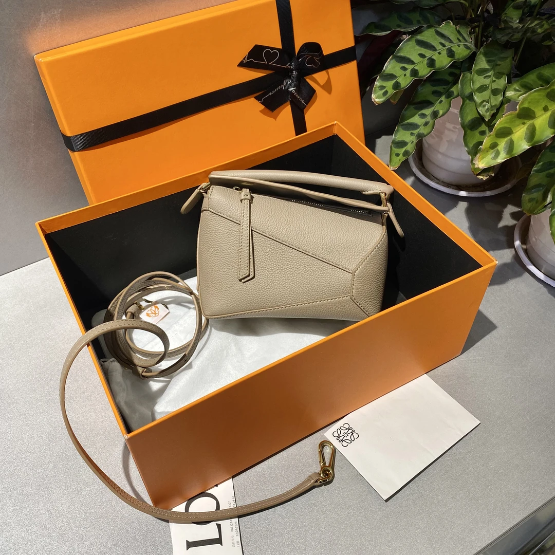99新 LOEWE/罗意威 罗意威   新款 沙色几何包 手提斜挎包