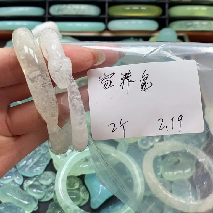 蛇纹石玉手镯未镶嵌家*兔