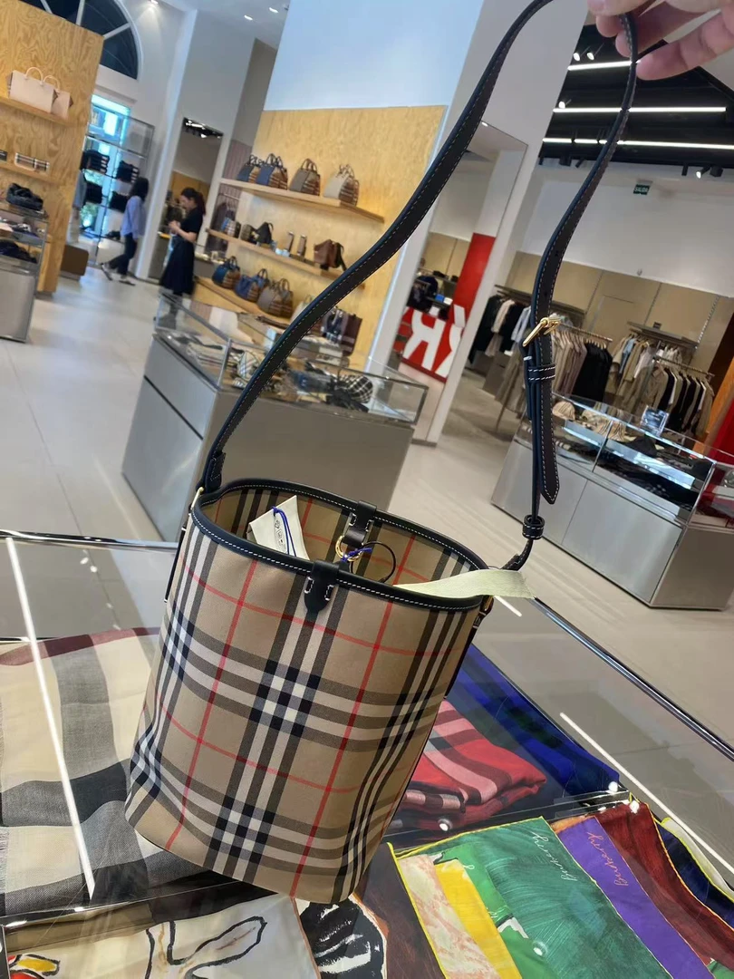 未使用 BURBERRY/博柏利 水桶包 经典格纹
