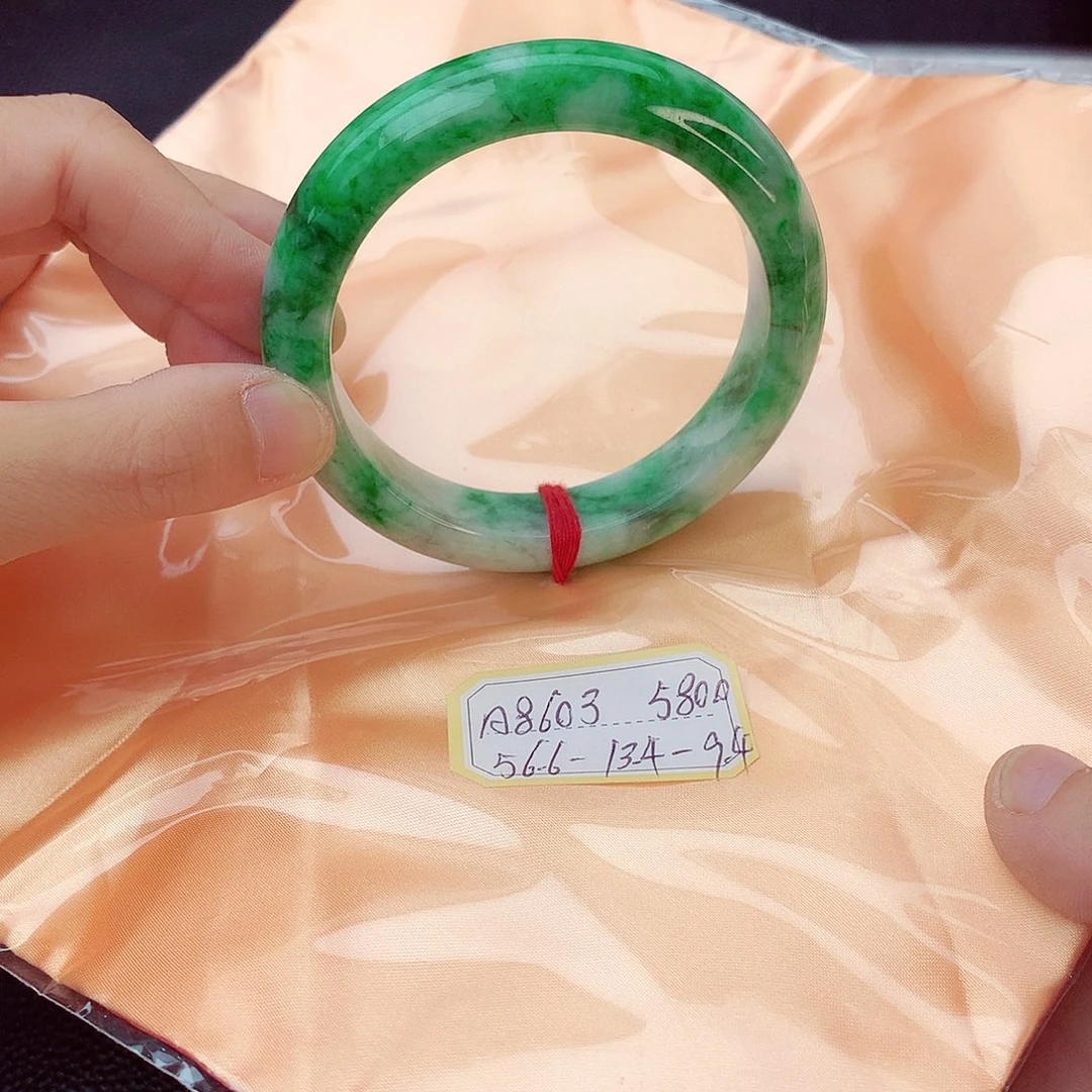 翡翠手镯未镶嵌翡翠