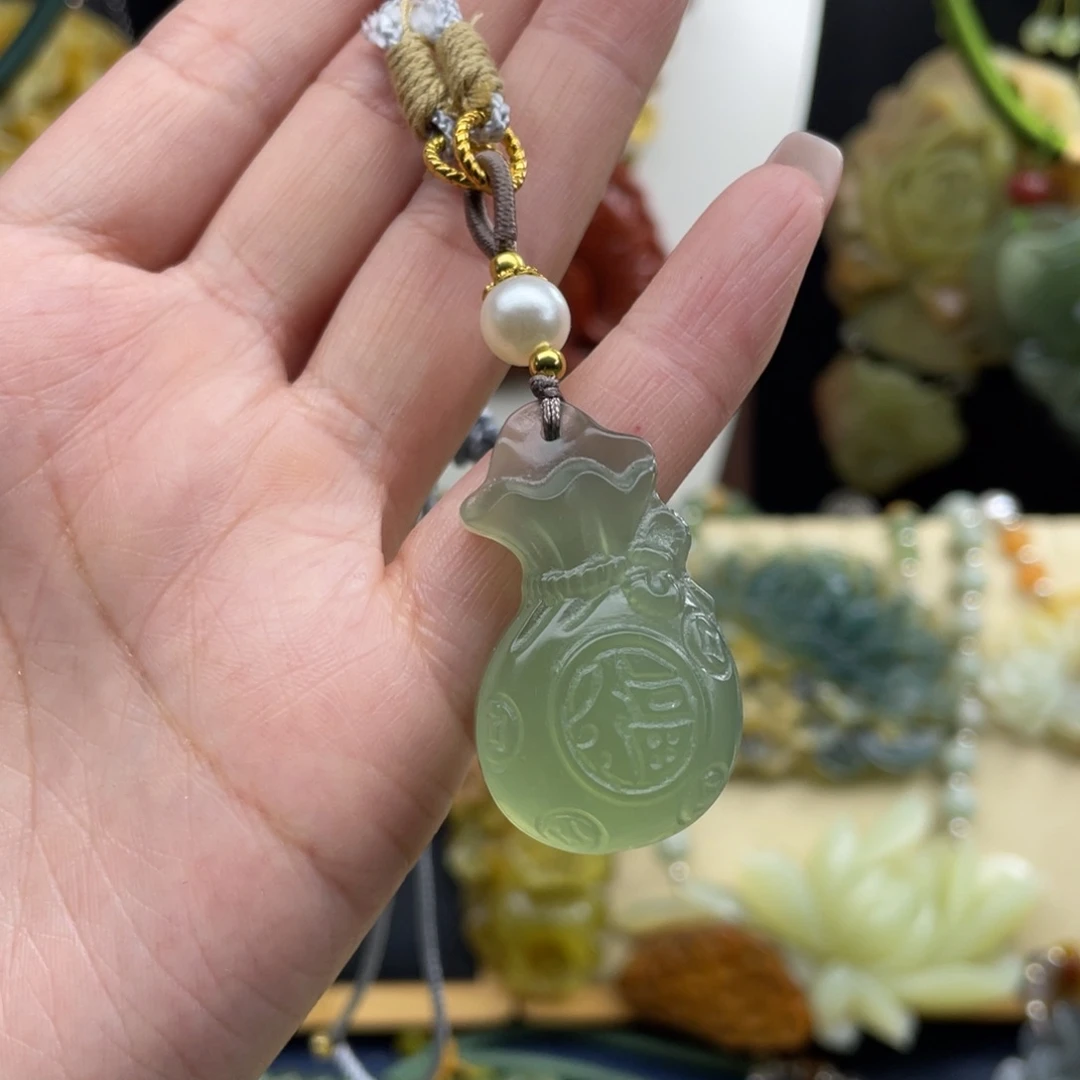蛇纹石玉未镶嵌颈饰