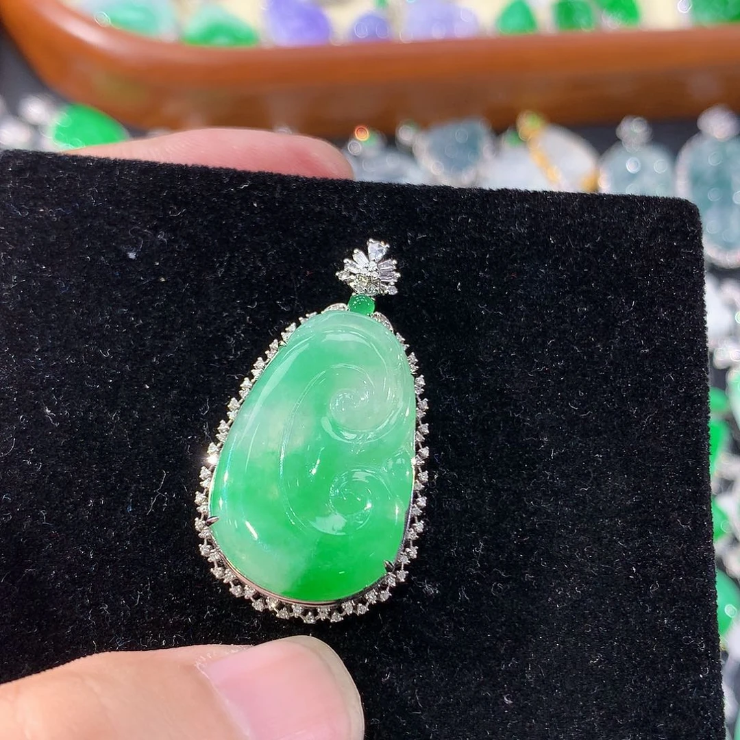 翡翠18K金镶嵌颈饰