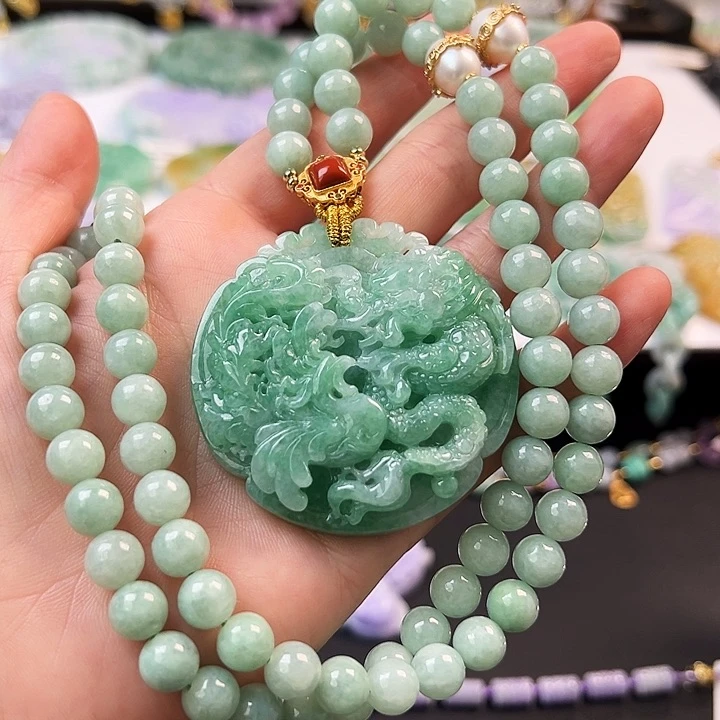 翡翠未镶嵌颈饰美**山吊坠