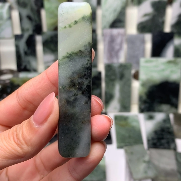 独山玉颈饰未镶嵌