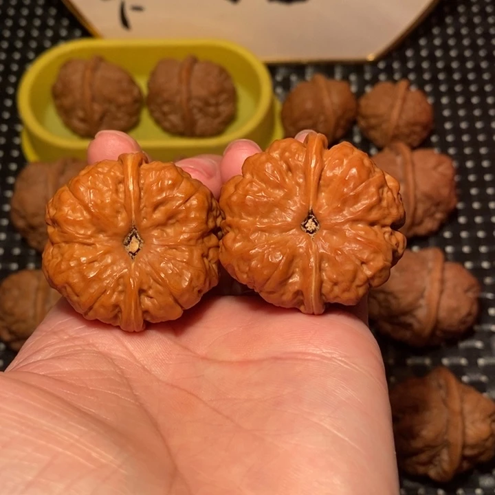 文玩核桃把件细腰大八腿圆底
