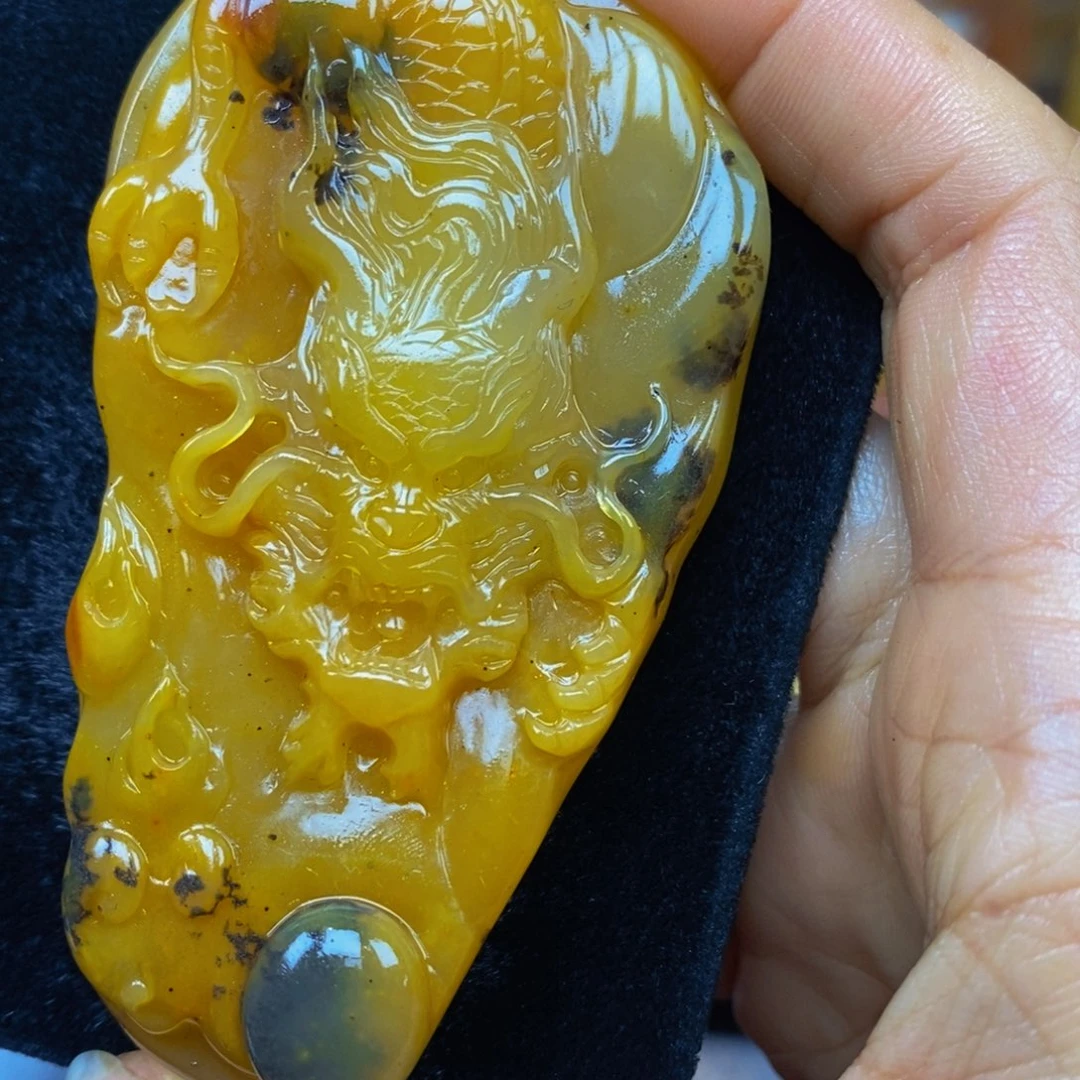 未镶嵌石英质玉（黄龙玉）颈饰