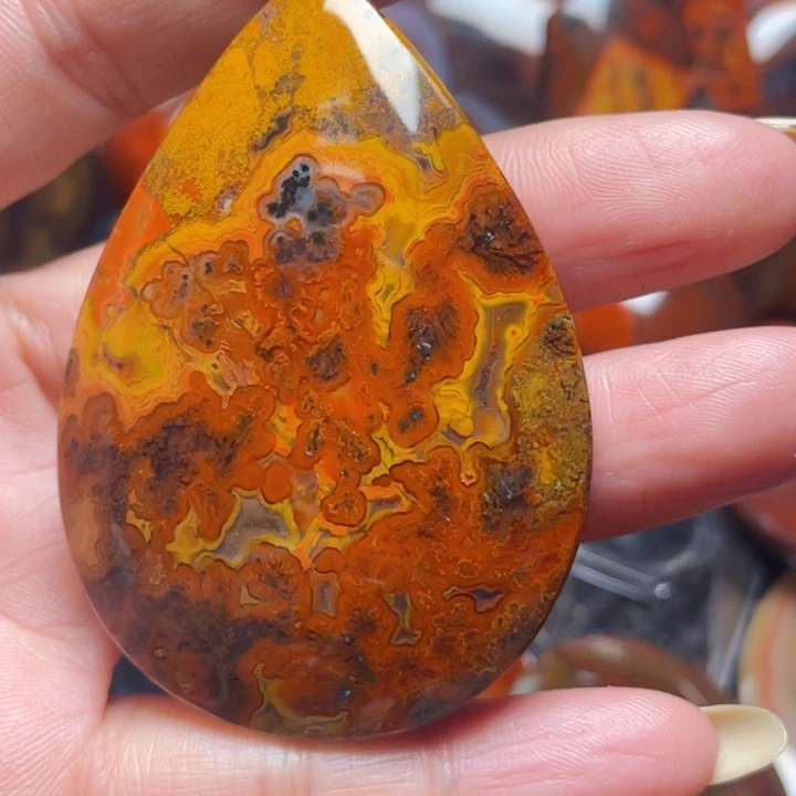 玛瑙/玉髓战国玛瑙挂件未镶嵌月**泉