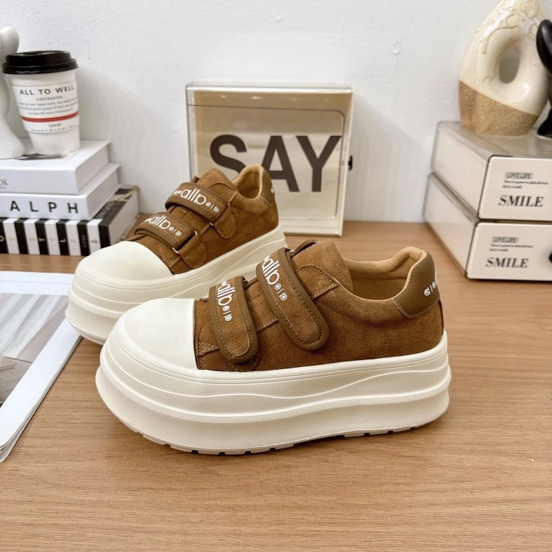 2025年秋季新款磨砂绒面厚底增高休闲板鞋女复古百搭魔术贴面包鞋
