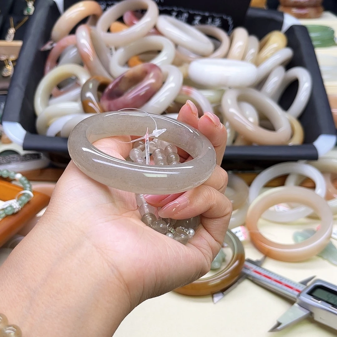 *****石英岩玉未镶嵌手镯