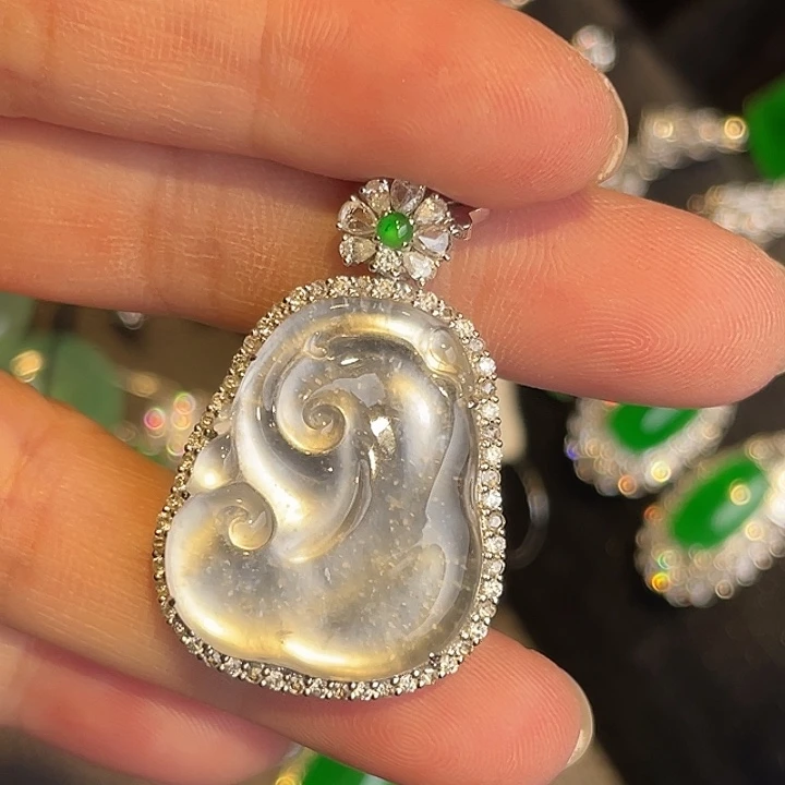 翡翠18K金镶嵌颈饰玻璃种如意