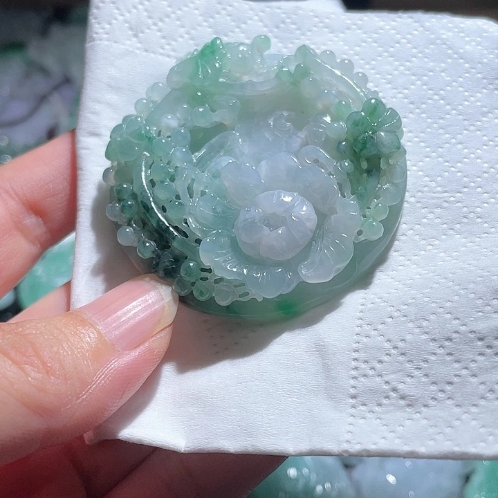 翡翠未镶嵌颈饰温***蔻天