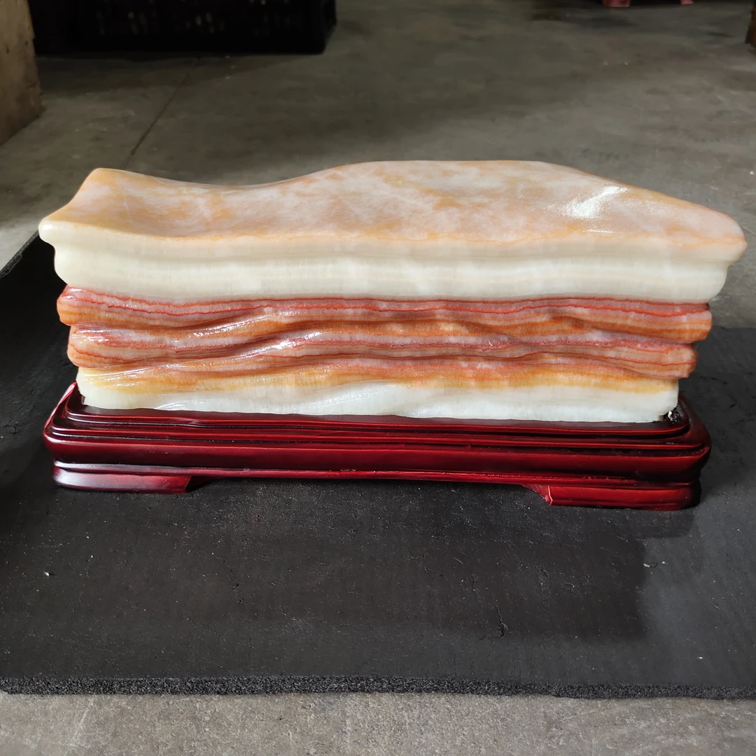 广西天然猪肉石家居摆件。石头长30*8.5*11含座长33高14cm，16.6斤