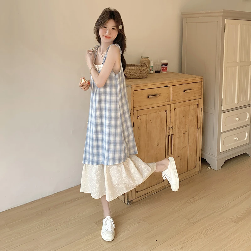 淡蓝色格子假两件吊带连衣裙女夏季森系千金超新款度假刺绣长裙子