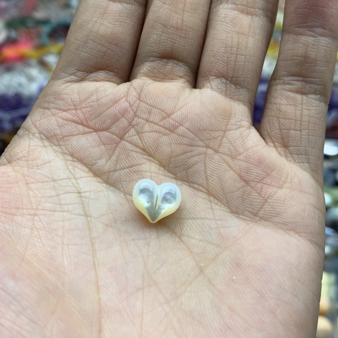 玛瑙/玉髓未镶嵌珠宝半成品一颗天然10mm白蝶贝屁桃