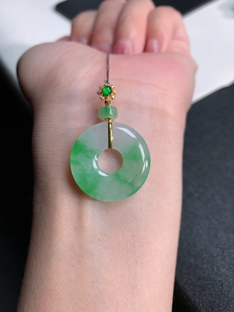 天然缅甸翡翠A货18k金钻镶嵌冰种甜甜圈吊坠 裸石尺寸 33x22x3mm