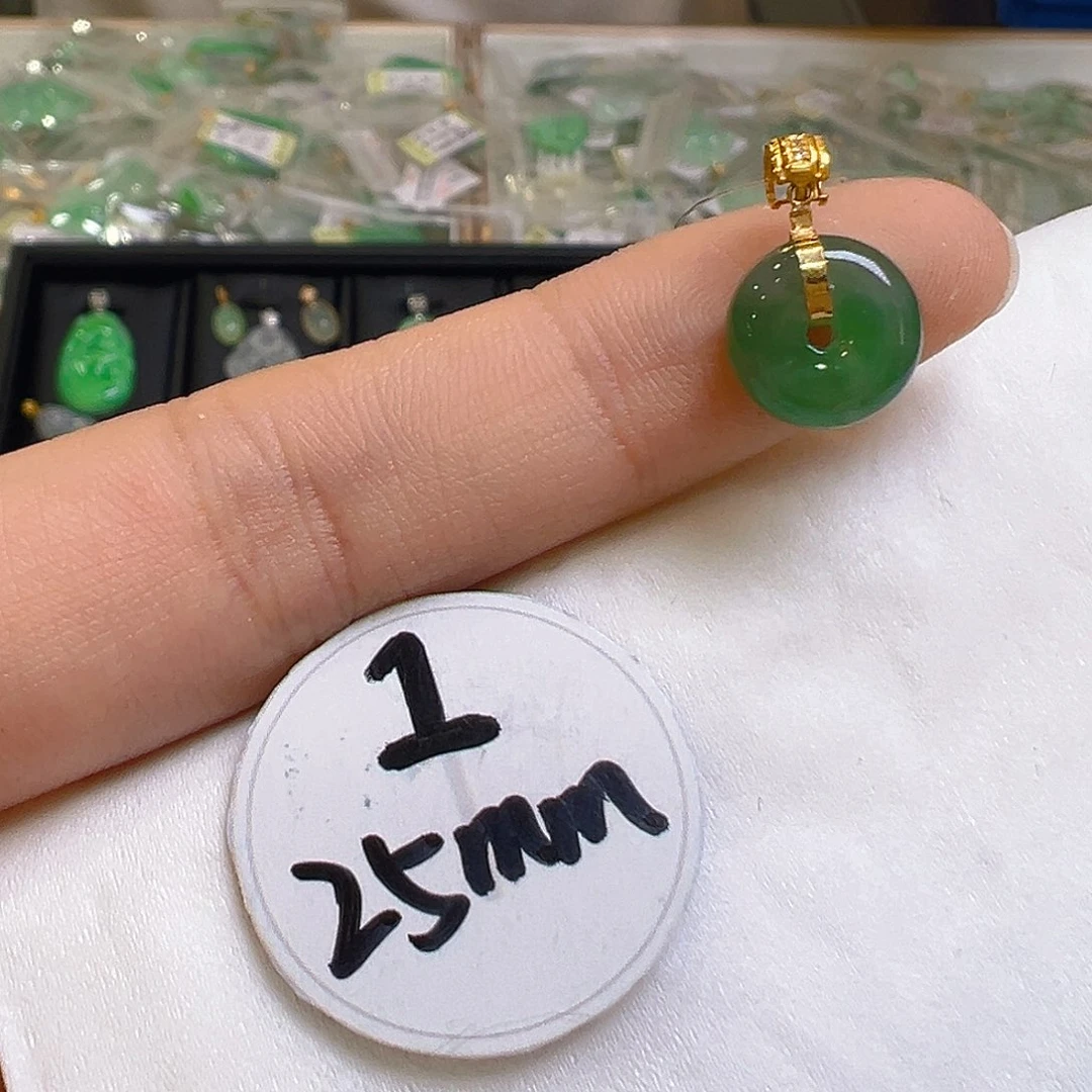 翡翠颈饰18K金镶嵌翡翠