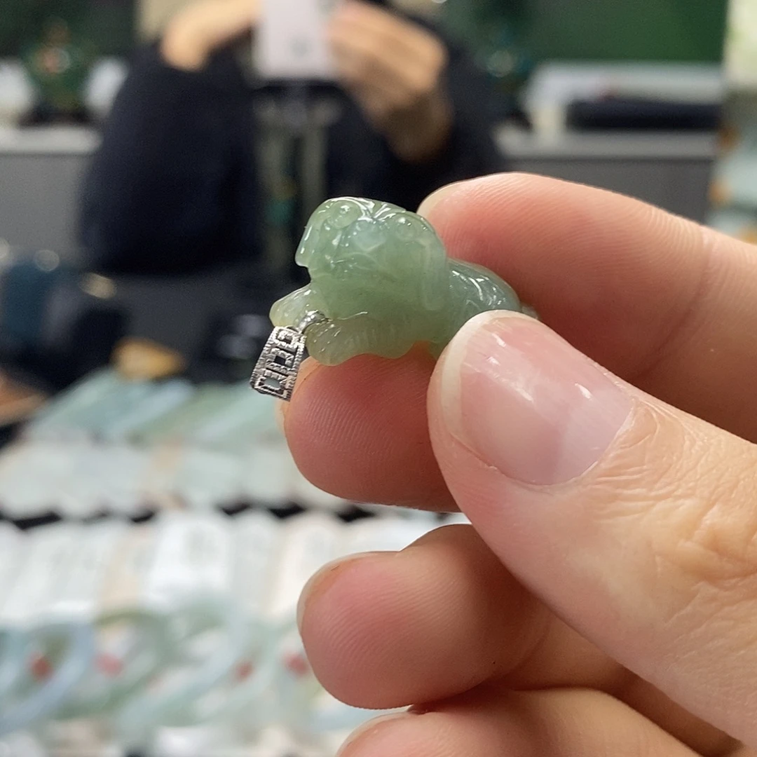 翡翠18K金镶嵌颈饰翡翠dog