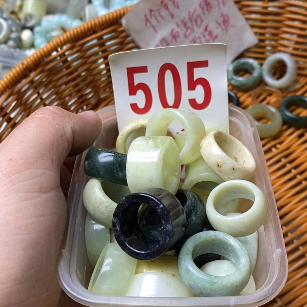 蛇纹石玉挂坠未镶嵌