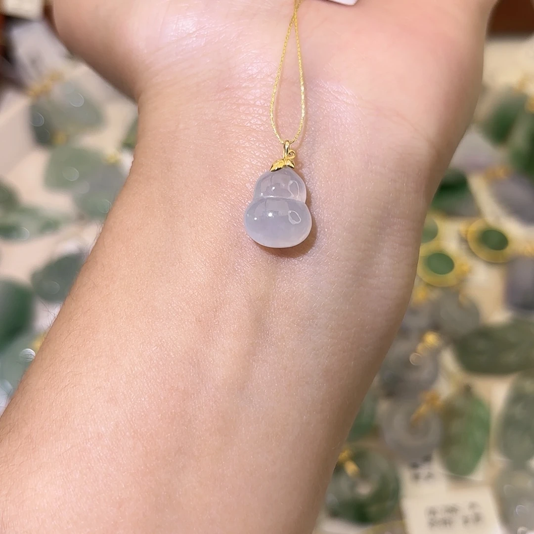 翡翠18K金镶嵌颈饰葫芦