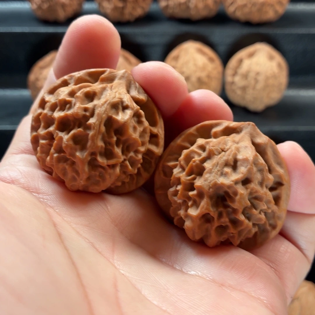 桃核把件山地龙鳞纹40